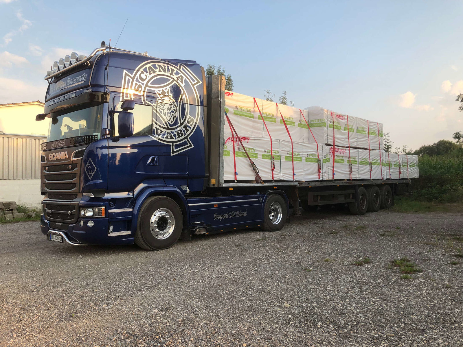 Lkw mit Plattform von Christian Ullmann Transporte